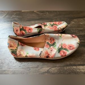 Women’s Floral Toms Size 8 (matching toddler 9 in separate listing)